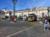 Lissabon Straßenbahnlinie 12E mit Triebwagen 548 auf Praça da Figueira (2013)