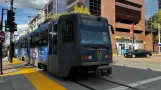 Sacramento Straßenbahnlinie Blau mit Gelenkwagen 230 am 8th & K Station (NB) (2024)