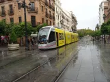 Sevilla Straßenbahnlinie T1 mit Niederflurgelenkwagen 304 auf Avenida de la Constitución (2023)