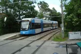 Stockholm Straßenbahnlinie 12 Nockebybanan mit Niederflurgelenkwagen 432 am Olovslund (2012)