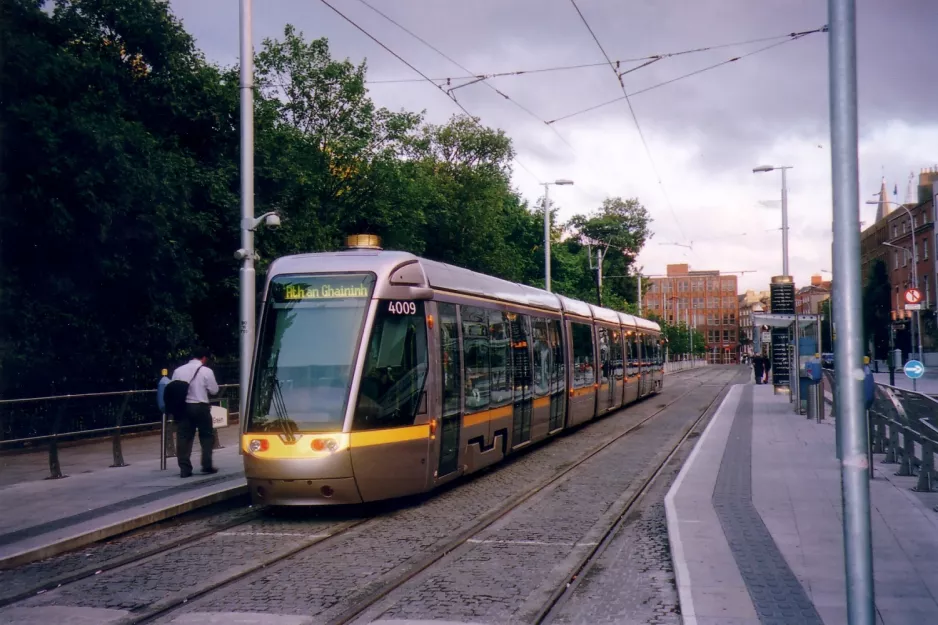 Dublin Straßenbahnlinie Grün mit Niederflurgelenkwagen 4009 am St. Stephen's Green (2006)