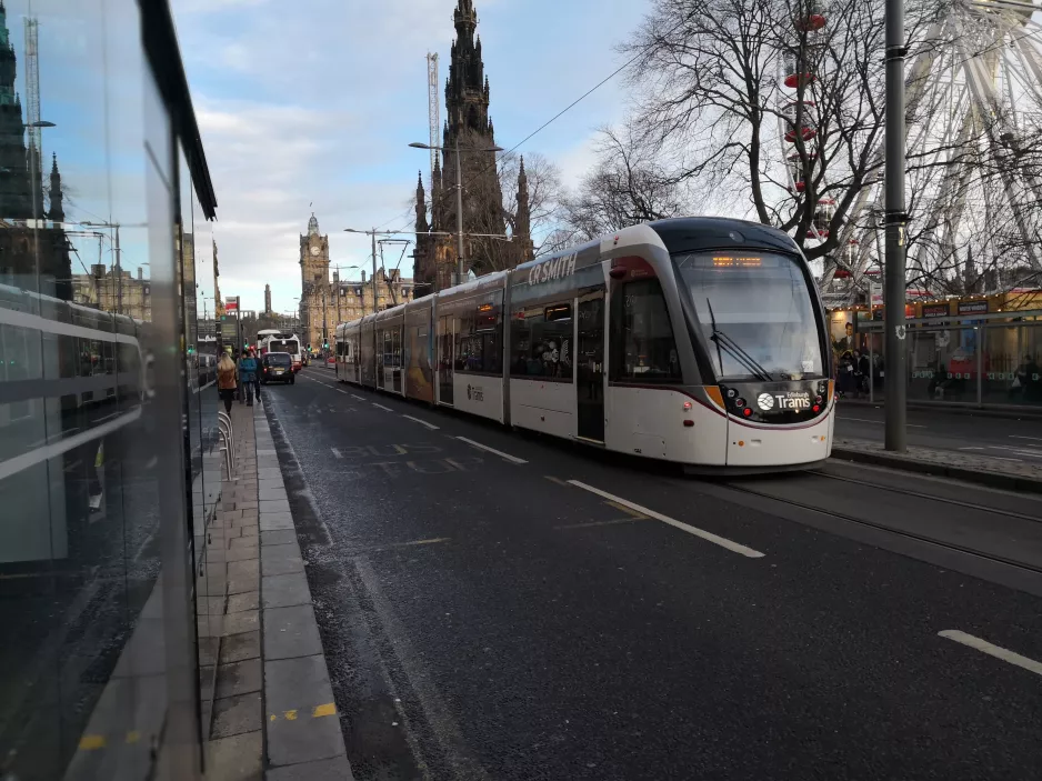 Edinburgh Straßenbahnlinie mit Niederflurgelenkwagen 272 auf Princes Street (2018)