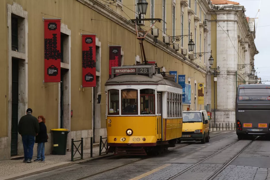 Lissabon Straßenbahnlinie 28E mit Triebwagen 549 auf Rua do Arsenal (2013)