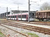 Aarhus Niederflurgelenkwagen 1105-1205 auf der Seitenbahn bei Odder von der Seite gesehen (2020)