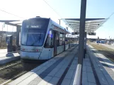 Aarhus Stadtbahn Linie L2 mit Niederflurgelenkwagen 1104-1204 am Universitetshospitalet  nach Süden gesehen (2022)
