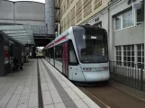 Aarhus Stadtbahn Linie L2 mit Niederflurgelenkwagen 1108-1208 am Aarhus H  herausgeschaut (2021)