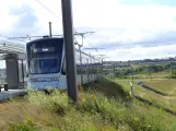Aarhus Stadtbahn Linie L2 mit Niederflurgelenkwagen 1112-1212 nahe bei Lisbjerg Bygade (2020)