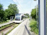Aarhus Stadtbahn Linie L2 mit Niederflurgelenkwagen 2105-2205 am Mølleparken  in Richtung Aarhus gesehen (2021)