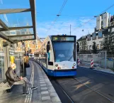 Amsterdam Straßenbahnlinie 1 mit Niederflurgelenkwagen 2027 am Leidseplein (2020)
