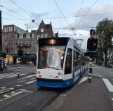 Amsterdam Straßenbahnlinie 1 mit Niederflurgelenkwagen 2124 auf Huygenstraat/Overtoom (2020)