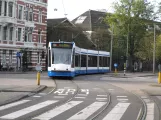 Amsterdam Straßenbahnlinie 10 mit Niederflurgelenkwagen 2048 auf Leidseplein (2009)