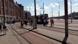 Amsterdam Straßenbahnlinie 16 mit Gelenkwagen 832 am Bahnhof Centraal (2016)
