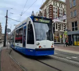 Amsterdam Straßenbahnlinie 2 mit Niederflurgelenkwagen 2054 auf Nieuwezijds Voorburgwal (2021)