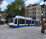 Amsterdam Straßenbahnlinie 2 mit Niederflurgelenkwagen 2065 auf Leidseplein (2020)
