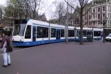 Amsterdam Straßenbahnlinie 2 mit Niederflurgelenkwagen 2068 am Leidseplein (2004)