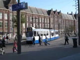 Amsterdam Straßenbahnlinie 24 mit Gelenkwagen 817 am Bahnhof Centraal (2009)