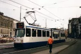 Amsterdam Straßenbahnlinie 24 mit Gelenkwagen 818 auf Spui (2007)