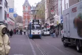 Amsterdam Straßenbahnlinie 5 mit Gelenkwagen 920 auf Leidsestraat (2004)