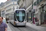 Angers Straßenbahnlinie A mit Niederflurgelenkwagen 1003 auf Rue de la Roë (2016)