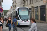 Angers Straßenbahnlinie A mit Niederflurgelenkwagen 1005 auf Rue de la Roë (2016)