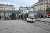 Angers Straßenbahnlinie A mit Niederflurgelenkwagen 1011 am Ralliement (2016)