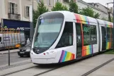 Angers Straßenbahnlinie A mit Niederflurgelenkwagen 1011, die Vorderseite Boulevard du Maréchal Foch (2016)