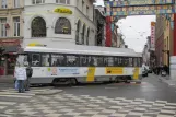 Antwerpen Straßenbahnlinie 12 mit Triebwagen 7030 in der Kreuzung Gemeentestraat/Van Wesenbekestraat (2011)