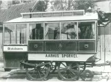 Archivfoto: Aarhus Pferdestraßenbahnwagen 5 innen Scandia's gård, von der Seite gesehen (1884)