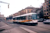 Augsburg Straßenbahnlinie 4 mit Gelenkwagen 8012 auf Fuggerstraße (1998)