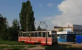 Awdijiwka Straßenbahnlinie 2 mit Triebwagen 041 auf Vulytsya Karla Marksa, von der Seite gesehen (2012)