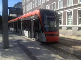 Bergen Straßenbahnlinie 1 (Bybanen) mit Niederflurgelenkwagen 203 am Byparken (2014)