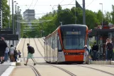 Bergen Straßenbahnlinie 1 (Bybanen) mit Niederflurgelenkwagen 203 am Sletten (2010)