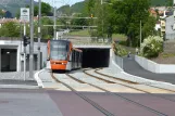 Bergen Straßenbahnlinie 1 (Bybanen) mit Niederflurgelenkwagen 203 nahe bei Sletten (2010)