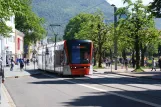 Bergen Straßenbahnlinie 1 (Bybanen) mit Niederflurgelenkwagen 208 am Byparken (2012)