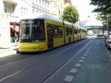 Berlin Schnelllinie M1 mit Niederflurgelenkwagen 9024 am U Eberswalder Straße (2024)