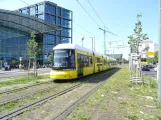 Berlin Schnelllinie M10 mit Niederflurgelenkwagen 1083 vor Hauptbahnhof (2019)