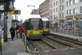 Berlin Schnelllinie M10 mit Niederflurgelenkwagen 2015 am S+U Warschauer Straße (2007)