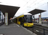 Berlin Schnelllinie M10 mit Niederflurgelenkwagen 9094 am Hauptbahnhof (2018)