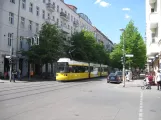 Berlin Schnelllinie M13 mit Niederflurgelenkwagen 1071 auf Wülischstraße, Friedrichshain (2016)