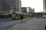 Berlin Schnelllinie M4 mit Niederflurgelenkwagen 1025 auf Alexanderplatz (2007)