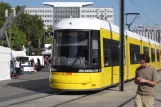 Berlin Schnelllinie M5 mit Niederflurgelenkwagen 8022 am U Alexanderplatz (2012)