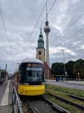 Berlin Schnelllinie M6 mit Niederflurgelenkwagen 8017 am Spandauer Straße / Marienkirche (2023)