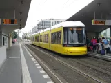 Berlin Schnelllinie M8 mit Niederflurgelenkwagen 8009 am Hauptbahnhof (2023)