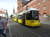 Berlin Straßenbahnlinie 62 mit Niederflurgelenkwagen 1547 am Rathaus Köpenick (2024)