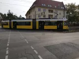 Berlin Straßenbahnlinie 63 mit Niederflurgelenkwagen 2205nah Mittelheide (2018)