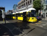 Berlin Straßenbahnlinie 68 mit Niederflurgelenkwagen 1552 am S Köpenick (2024)