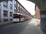 Bielefeld Straßenbahnlinie 4 mit Gelenkwagen 5015 auf Nikolaus-Durkopp-Straße (2020)
