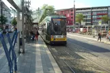 Bonn Straßenbahnlinie 62 mit Niederflurgelenkwagen 9464 am Konrad-Adenauer-Platz (2014)