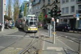 Bonn Straßenbahnlinie 62 mit Niederflurgelenkwagen 9464 auf Friedrich-Breuer-Straße (2014)