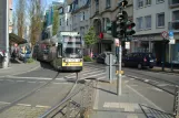 Bonn Straßenbahnlinie 62 mit Niederflurgelenkwagen 9464 nahe bei Konrad-Adenauer-Platz (2014)